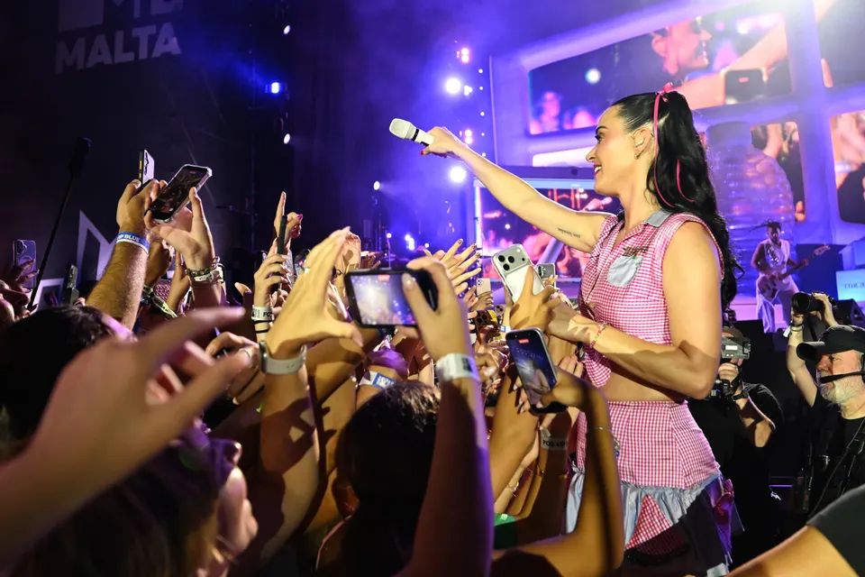 Katy Perry IoMTV with Crowd
